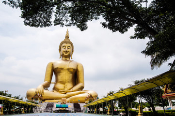 Obraz premium Buddha statue in thai temple