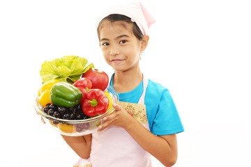 お手伝いをする女の子