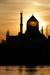 Yenidze Dresden mit Elbe