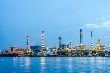 Obraz na płótnie Canvas River and oil refinery factory