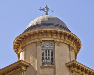 Fototapeta na wymiar Szczegóły kopuły, z Triton (Grecja bóstwo) jak wiatr łopatki, Ateny