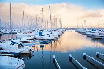 Abwaschbare Fototapete Stadt am Wasser Winteransicht eines Yachthafens in Trondheim