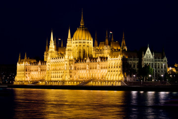 Obraz premium Hungarian Parliament Building at Night