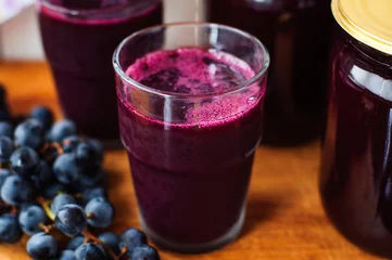 Crédence de cuisine en verre imprimé Jus A Glass of Fresh Grape Juice, Grape Juice Canning