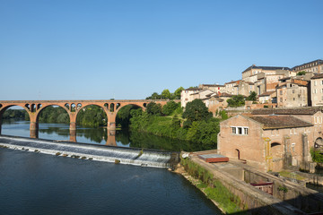Fototapeta na wymiar Albi, most na rzece Tarn
