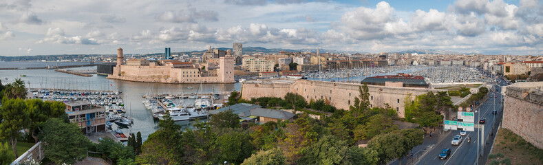 Fototapeta na wymiar Panoramiczny widok z Marsylii ald miasta Starego Portu i Fort Saint j