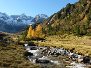 Obraz premium Herbst im Hochgebirge mit Gletscherbach
