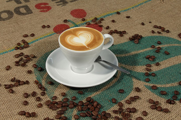 Latte Art Herz auf Kaffeesack