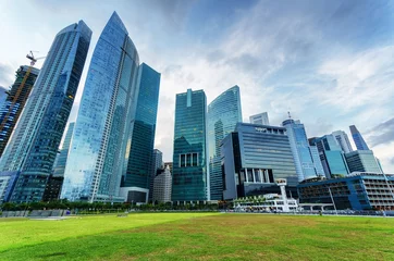 Tuinposter Wolkenkrabbers in het financiële district van Singapore © efired