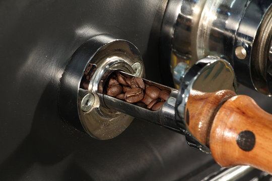 Die Kaffeer&ouml;stung im traditionellen Trommelr&ouml;ster