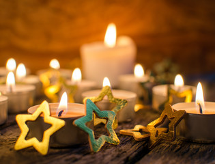 Frohe Weihnachten: Feiern mit stimmungsvollem Kerzenlicht