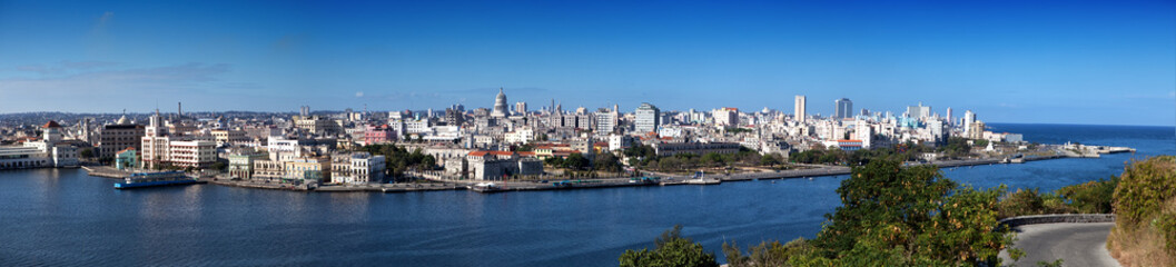 Obraz premium Havana.old city through bay from Morro's fortress.Panorama
