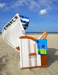 Frau im Strandkorb am Meer