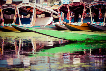 Fototapeta na wymiar Shikari łód¼ w jezioro Dal w Kaszmirze, w Indiach