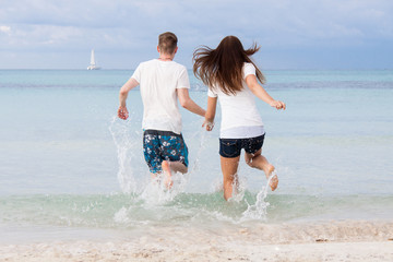 frisch verliebtes junges paar glücklich am strand im urlaub