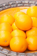 frische gesunde orangen in einer holzschale auf dem tisch
