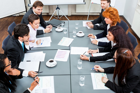 Geschäftsleute an einem Tisch in einer Konferenz