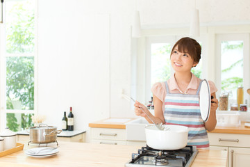 キッチンで料理中の女性