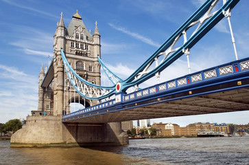 Fototapeta na wymiar centralny rozpiętość Tower Bridge w Londynie, Wielka Brytania
