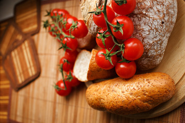 Composition on floured bread and tomatoes