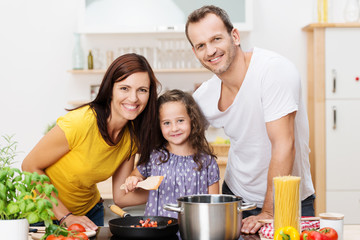 eltern und tochter kochen zusammen