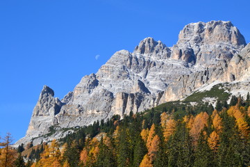 Dolomiti in autunno con luna