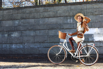 kobieta na wycieczce rowerowej w parku miejskim - obrazy, fototapety, plakaty