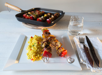 Hähnchenspieße mit Curryreis