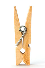 Wäscheklammer aus Holz isoliert auf weiß