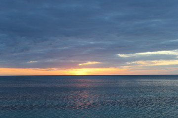 magnifique coucher de soleil sur la mer des caraibes