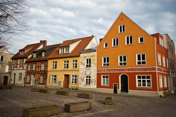 Fototapeta na wymiar domy w starym mieście Stalsund