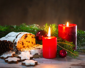 Weihnachtsdekoration mit Kerzen und Christstollen
