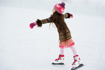 Adorable little girl on the ice rink - obrazy, fototapety, plakaty