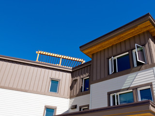 Fototapeta na wymiar Drewna platerowane mieszkanie zabudowy zewnętrzne piętra