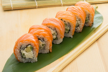 salmon sushi roll