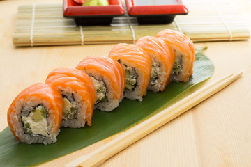 salmon sushi roll