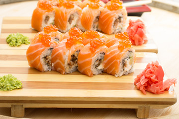 salmon roe sushi roll