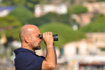Uomo che guarda in lontananza