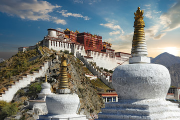 Le Palais du Potala au Tibet pendant le coucher du soleil
