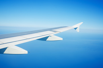 Fototapeta na wymiar Skrzydło samolotu z okna