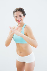 Obraz premium Portrait of a smiling fit young woman in defending posture