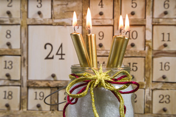Adventskalender mit vier goldenen Kerzen - Weihnachten