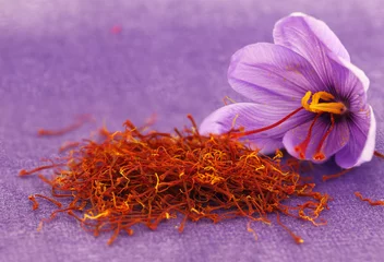 Fototapete Kräuter Getrocknetes Safrangewürz und Safranblume