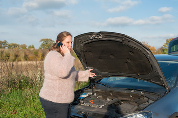 Frau hat eine Autopanne