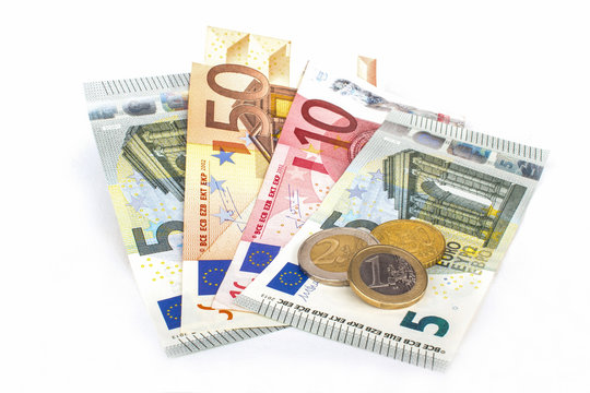 Euroscheine und M&uuml;nzen auf wei&szlig;em Hintergrund