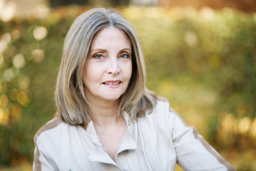 ältere Frau im Park