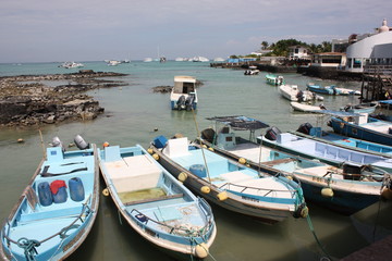 Fototapeta na wymiar Barche nel Porto di San Cristobal, Galapagos