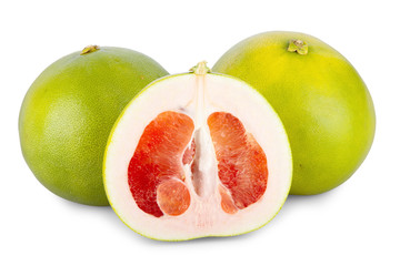 Zwei ganze und eine halbe Pomelo Frucht