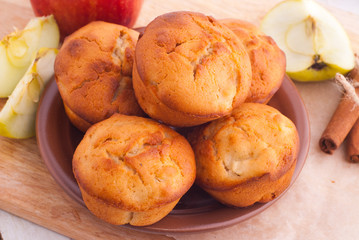 Muffins with apple and cinnamon