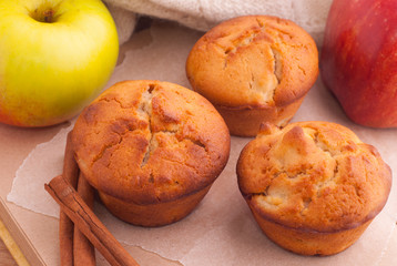 Muffins with apple and cinnamon